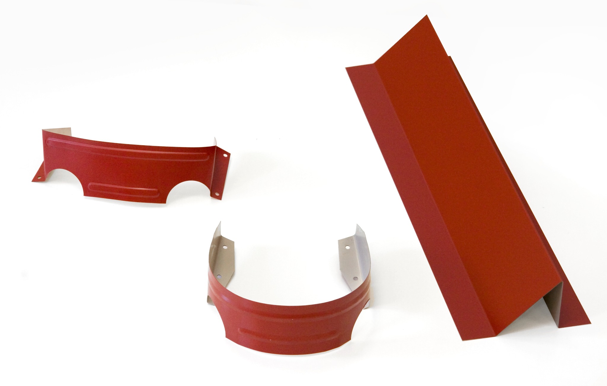 Elementy montażowe do ogrodzeń panelowych w kolorze ceglastej czerwieni, widoczne uchwyty i kątownik na białym tle.