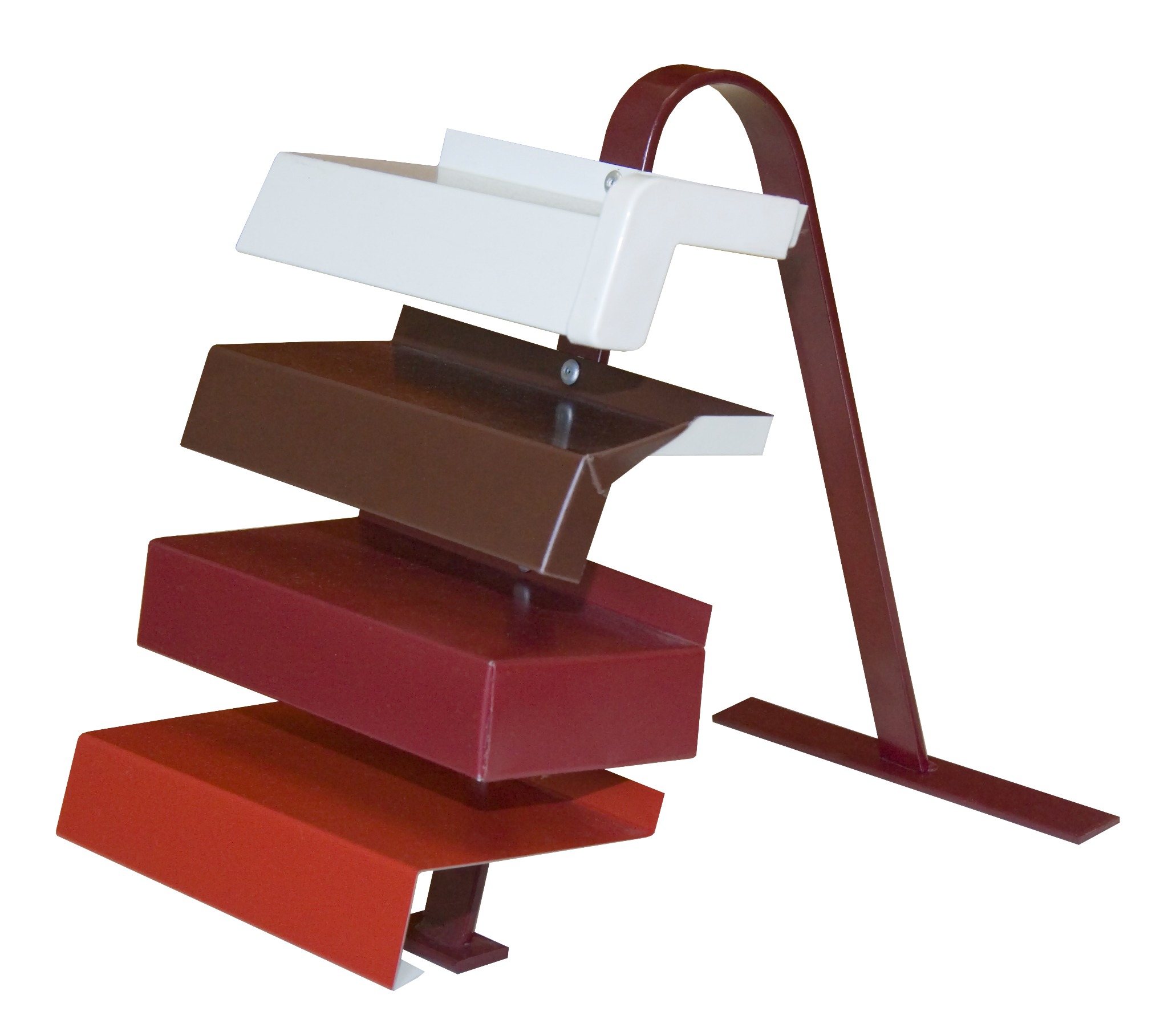 Ekspozycja próbek różnych kolorów i profili metalowych elementów wykończeniowych, na tle białego tła.