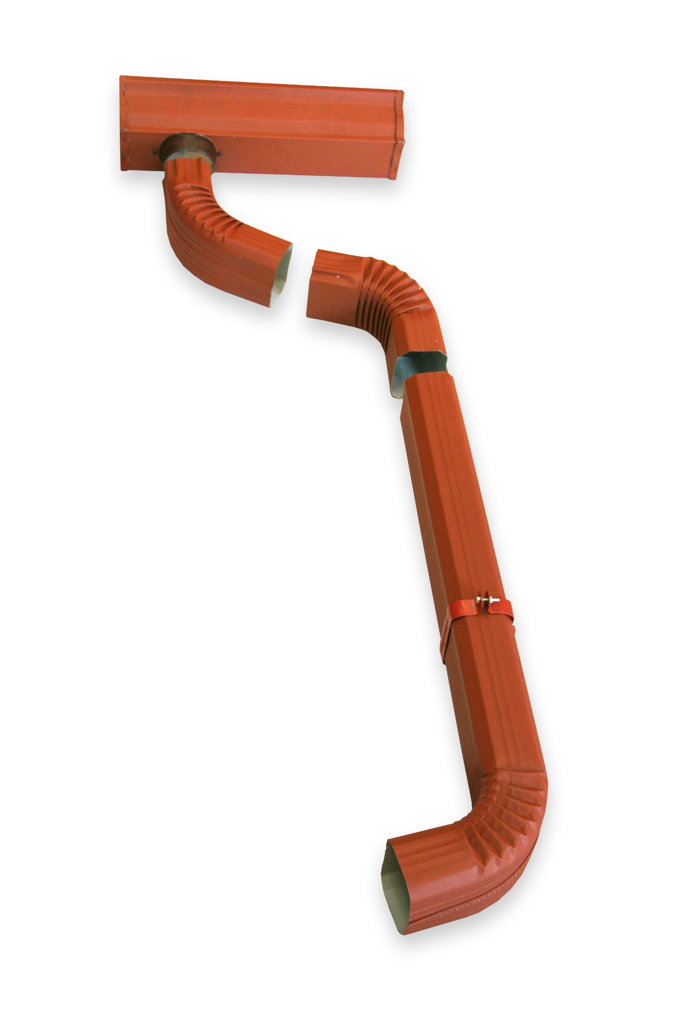 Elementy systemu rynnowego w kolorze ceglastym, widoczne złącza i obejma mocująca, na białym tle.