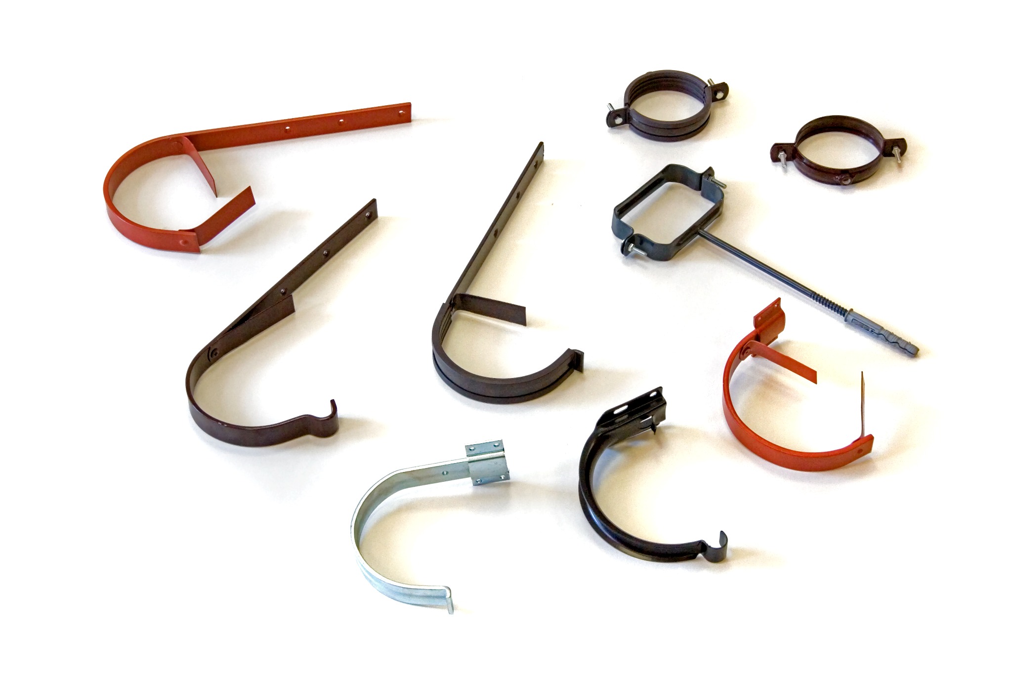 Zestaw różnych uchwytów i obejm do rynien w kolorach czerwonym, brązowym, czarnym i srebrnym, ułożonych na białym tle.