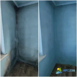 Porównanie ściany przed i po czyszczeniu z pleśni i zabrudzeń. Lewa strona: ślady pleśni, prawa strona: czysta ściana w rogu pokoju z parkietem.