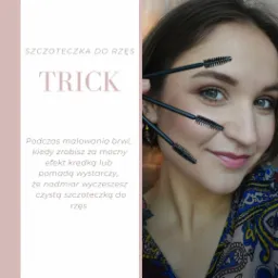 Portret kobiety z kilkoma szczoteczkami do rzęs przy twarzy, prezentacja triku na malowanie brwi.