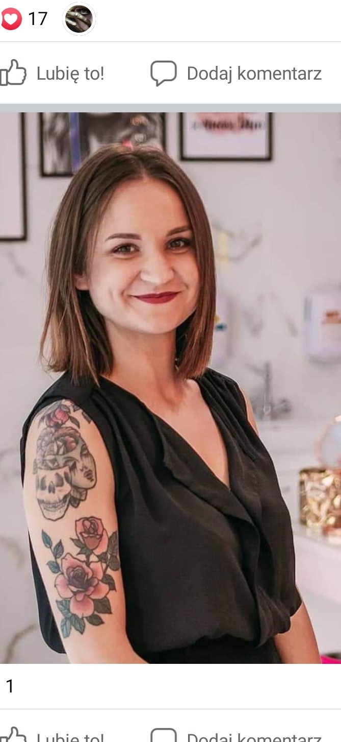 Portret uśmiechniętej kobiety z ciemną pomadką i tatuażem na ramieniu przedstawiającym czaszkę, mózg i róże na jasnym tle