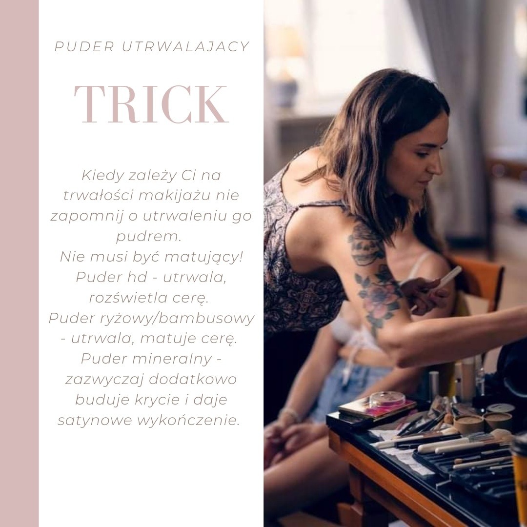 Wizażystka z tatuażem na ramieniu aplikuje puder utrwalający pędzlem na twarz klientki siedzącej na krześle, na stole rozłożone kosmetyki i akcesoria do makijażu, obok tekst reklamowy o pudrach...