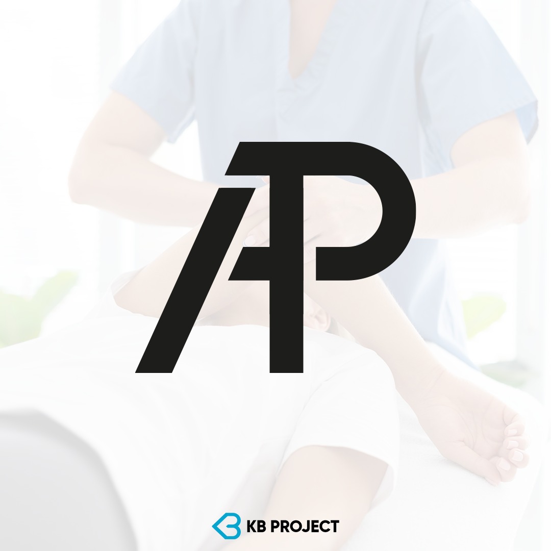 Graficzne logo z literami AP nałożone na zdjęcie osoby otrzymującej masaż, z logo KB Project w dolnej części.