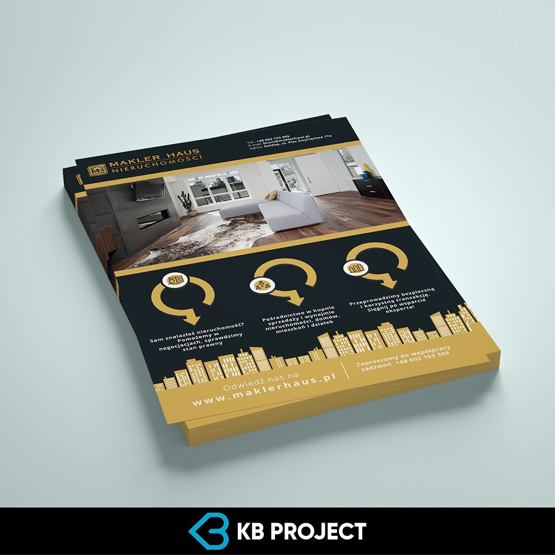 Stos ulotek reklamowych biura nieruchomości Makler Haus, z wizualizacją nowoczesnego wnętrza i ikonami usług pośrednictwa, na białym tle.