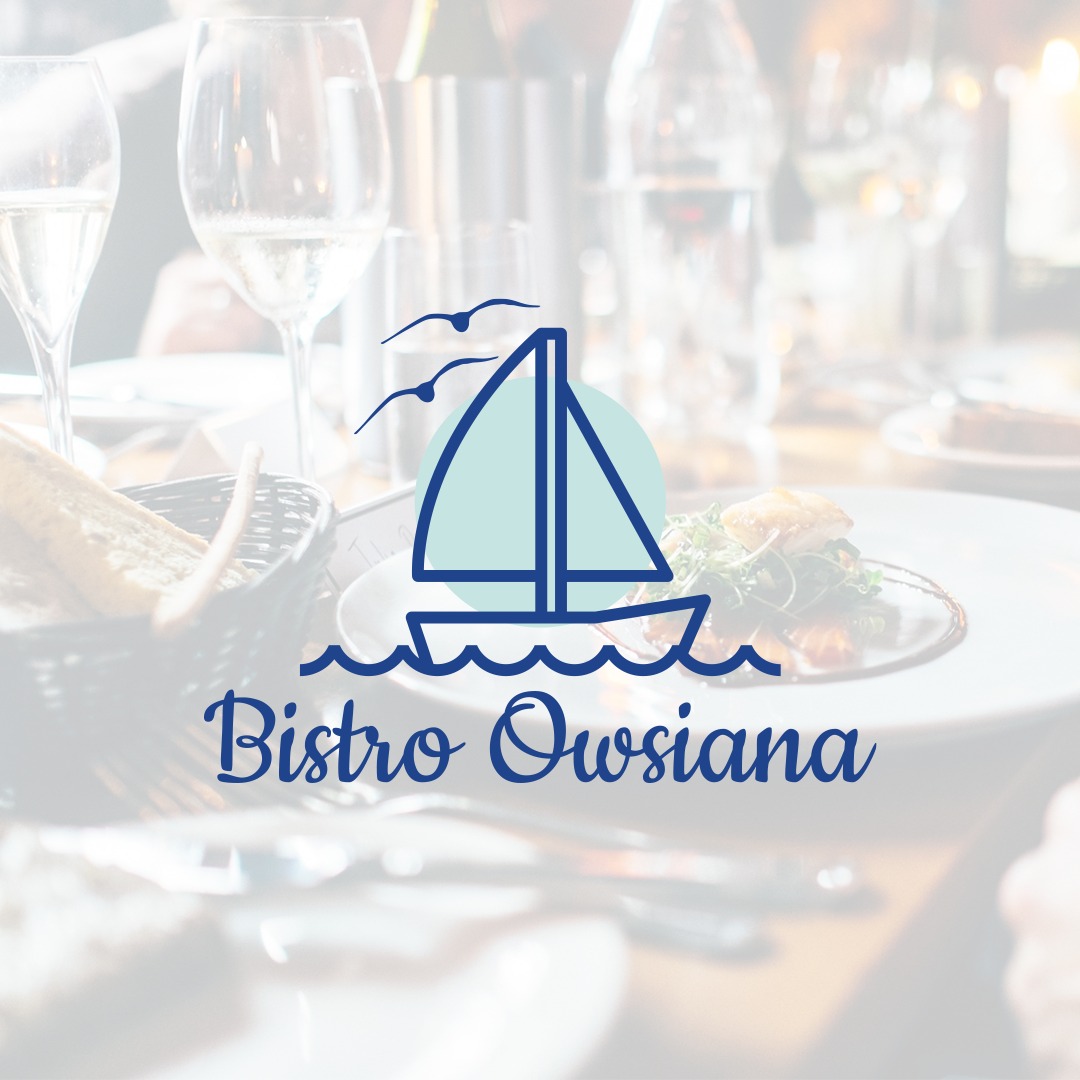 Ilustracja logo Bistro Owsiana z motywem żaglówki i mew na tle zastawionego stołu z kieliszkami wina i talerzem dania.