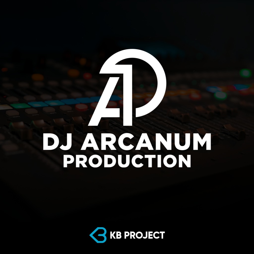 Logo DJ Arcanum Production na tle miksera audio z suwakami i pokrętłami, z logo KB Project w dolnej części.