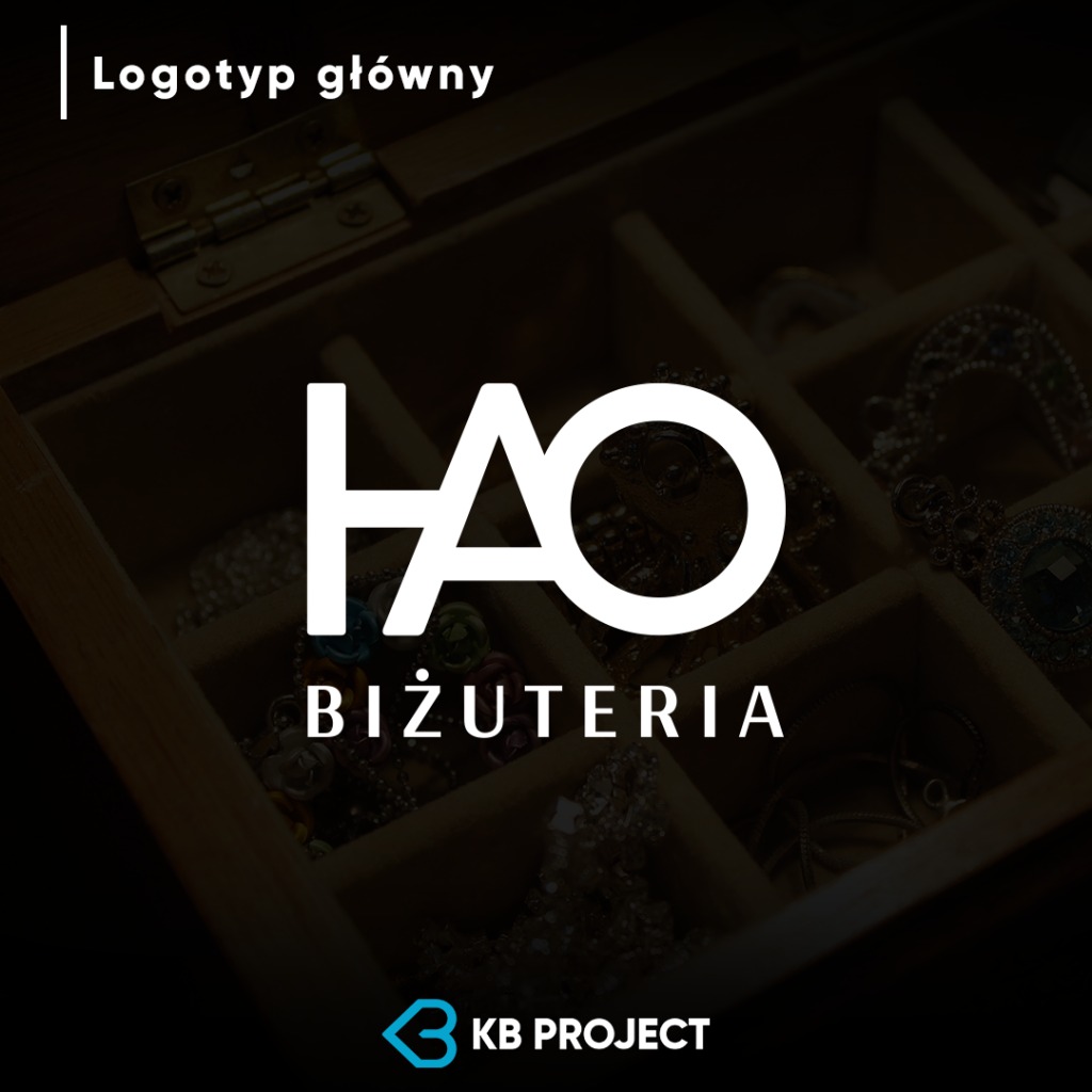 Logo firmy HAO Biżuteria umieszczone na tle drewnianej szkatułki z biżuterią.