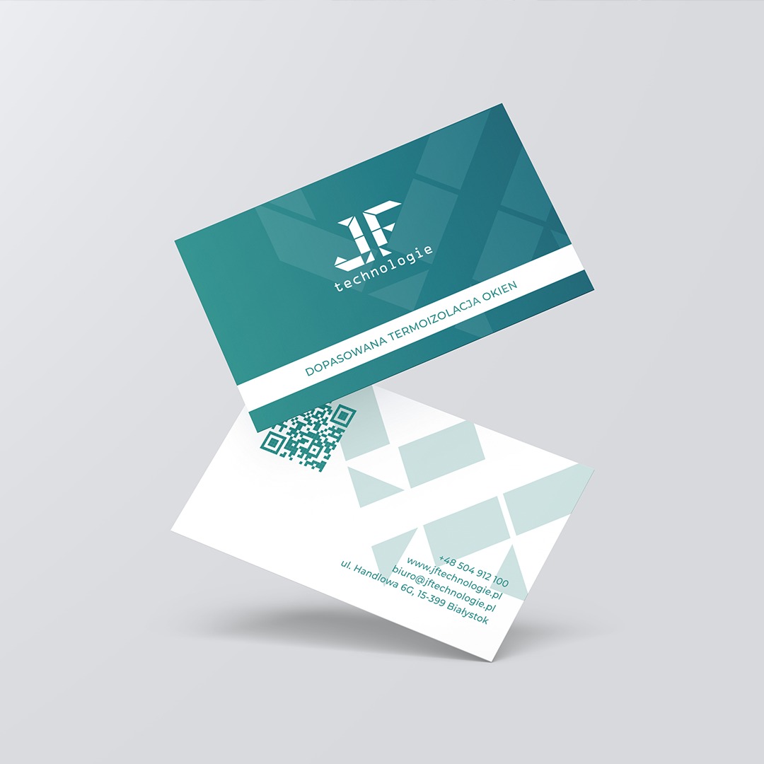 Dwie wizytówki firmy JF Technologie, jedna z zielono-białym gradientem i logo, druga biała z danymi kontaktowymi i QR kodem, ułożone pod kątem na szarym tle.