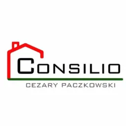 Logo firmy budowlanej Consilio Cezary Paczkowski z graficznym symbolem domu z czerwonym dachem.