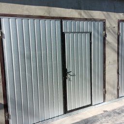 LOFT STYL usługi ślusarsko-spawalnicze - Dwa segmentowe, blaszane wrota garażowe z brązowymi ramami, jedno z dodatkowymi drzwiczkami, zamontowane w szarym, surowym murze.