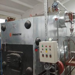 R.P.S-Studio - Kocioł przemysłowy marki Energetik z panelem sterowania, manometrem i rurami, w pomieszczeniu kotłowni z widoczną datą wykonania zdjęcia.