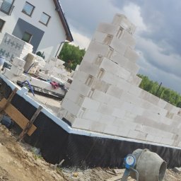 Wznoszenie budynku w zabudowie szeregowej na nowo powstałym osiedlu w Jagatowie