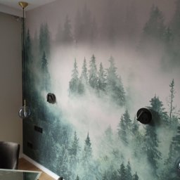 Dmytro Vlasov Sova VDV - Fototapeta z motywem mglistego lasu iglastego na ścianie w jadalni, z widocznymi lampami ściennymi i wiszącą lampą sufitową. Nowoczesny design wnętrza.