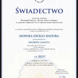 Skan świadectwa nadania licencji pośrednika w obrocie nieruchomościami dla Moniki Diogo-Badura, wydanego przez Polską Federację Rynku Nieruchomości, z datą ważności do 2025-09-22 i numerem 28357.