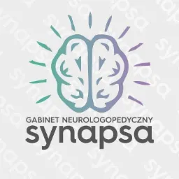 Logo gabinetu neurolopedycznego Synapsa z graficzną reprezentacją mózgu w odcieniach zieleni i fioletu, otoczonego promieniami.