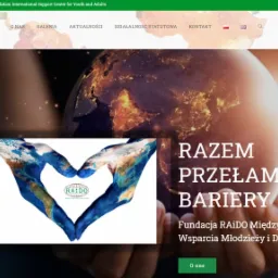 Strona internetowa fundacji RAIDO z grafiką dłoni ułożonych w kształt serca z mapą świata i hasłem 'Razem przełamujemy bariery'.
