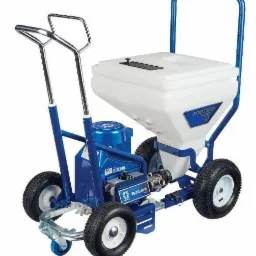 Profesjonalny agregat malarski na kółkach, z białym zbiornikiem i niebieską ramą, przeznaczony do natryskowego nakładania farb.