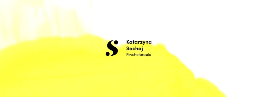 Logo firmy Katarzyna Sochaj Psychoterapia na białym tle z rozmytym żółtym akcentem.