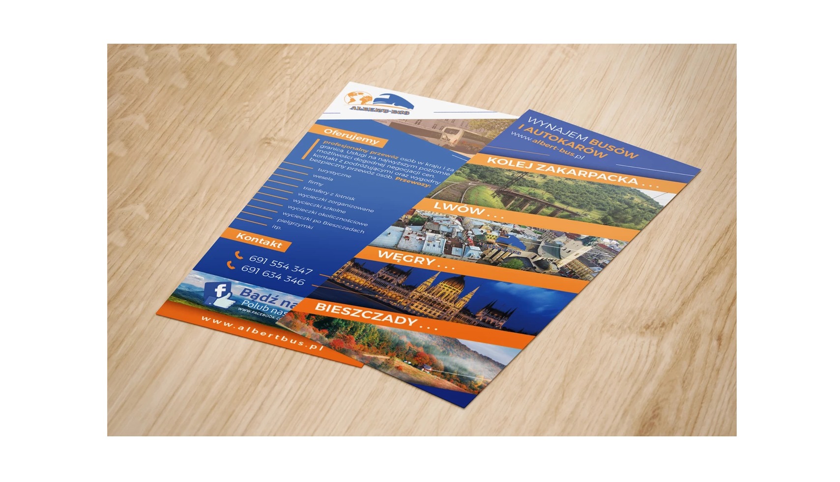 Dwie ulotki firmy przewozowej leżące na drewnianym stole, prezentujące ofertę wynajmu busów i autokarów, z widokami z Zakarpacia, Lwowa, Węgier i Bieszczad.