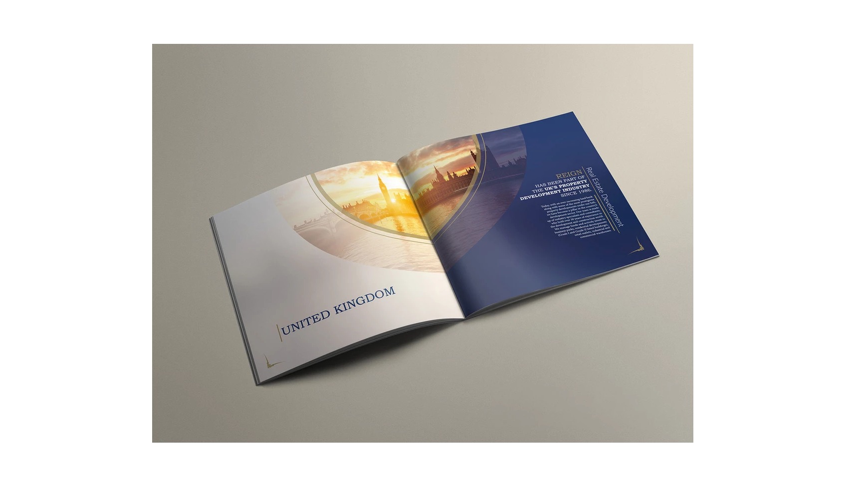Otwarta broszura z widokiem na Big Ben i Tamizę o zachodzie słońca, z tekstem 'United Kingdom' i informacjami o nieruchomościach, ułożona na gładkim, jednolitym tle.