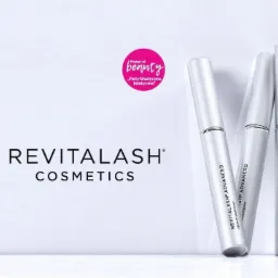 Trzy srebrne tubki odżywki do rzęs Revitalash Advanced na białym tle z logo firmy i oznaczeniami patentowymi.