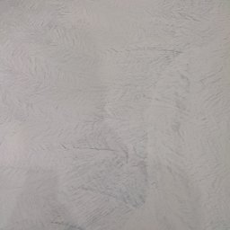 Kas-bud - Delikatna, szara struktura gładzi dekoracyjnej z efektem piaskowania, wykonana w Poznaniu.