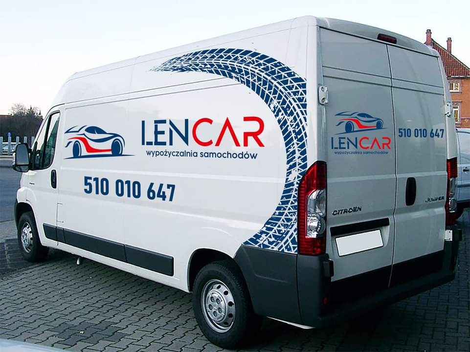 Biały bus z logo i numerem telefonu wypożyczalni samochodów Lencar, na boku grafika śladu opony.