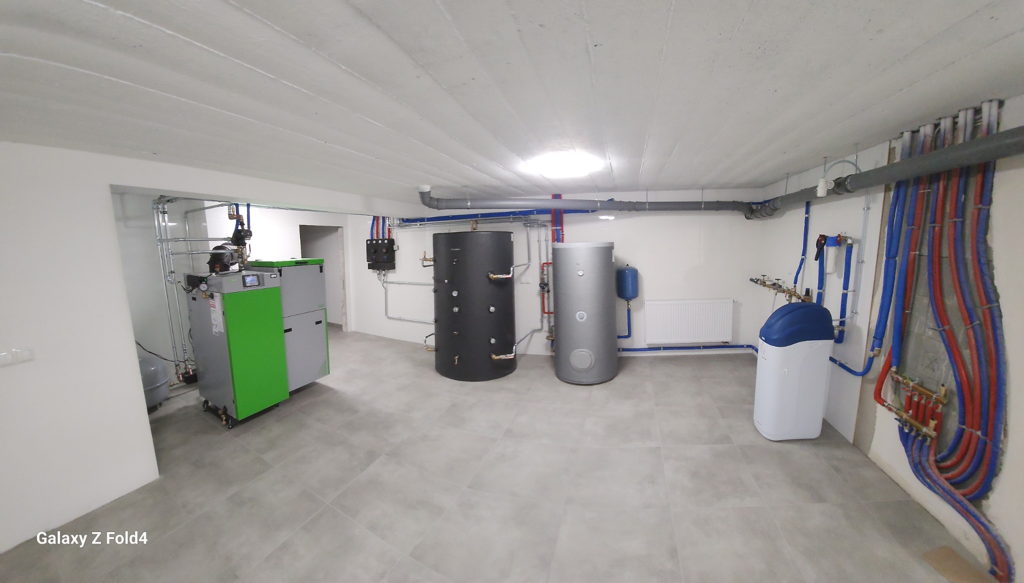 Kotłownia w Nowym Brzesku z nowoczesnym kotłem, zbiornikami akumulacyjnymi i stacją uzdatniania wody. Widoczne liczne instalacje hydrauliczne.