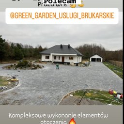 Green Garden Usługi Brukarskie Monika Wagner - Widok z góry na posesję z nowo ułożoną szarą nawierzchnią z kostki, obejmującą podjazd, chodnik i okrągły obszar przed domem. Na trawniku widać sprzęt budowlany i materiały, a w tle biały dom...