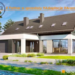 Wizualizacja nowoczesnego domu jednorodzinnego z garażem i dużymi oknami, z brązowym dachem i elementami wykończenia z szarego drewna, otoczonego zielenią.