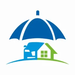 Stylizowany parasol ochronny w kolorze niebieskim nad zielonym domem i niebieskim samochodem, symbolizujący bezpieczeństwo i ochronę majątku.