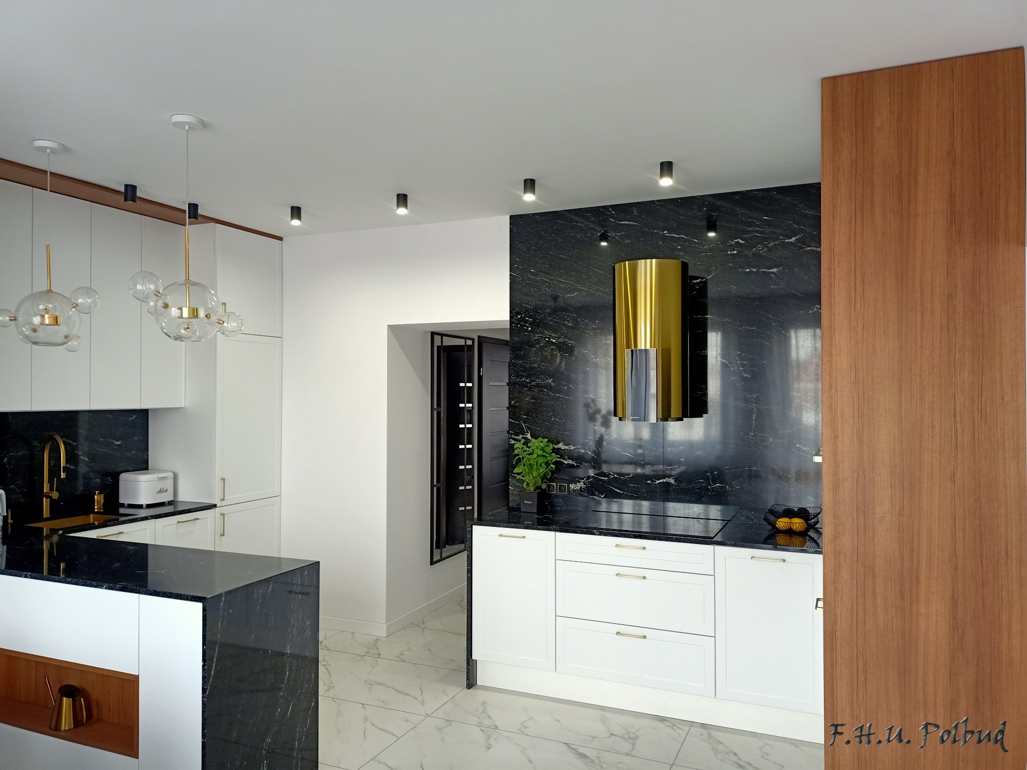 Nowoczesna kuchnia z czarnym marmurem na ścianie i blacie, białe szafki z złotymi uchwytami, złoty okap i lampy w stylu bubble, marmurowa podłoga.