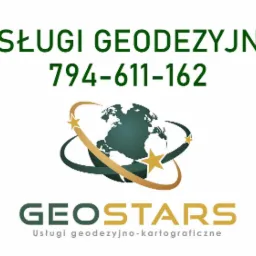 Logo firmy GeoStars z zielonym napisem 'USŁUGI GEODEZYJNE', numerem telefonu 794-611-162 oraz stylizowaną zieloną mapą świata otoczoną złotymi orbitami i gwiazdami.