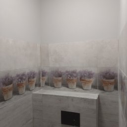 dolecki dariusz - Wykończona łazienka z szarymi płytkami imitującymi drewno i dekoracyjnym motywem lawendy w doniczkach, umieszczonym wzdłuż ściany nad zabudową toalety.