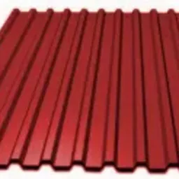 Czerwony arkusz profilowany na białym tle, widoczne wyraźne przetłoczenia i refleksy światła.