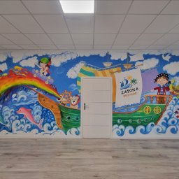 Malowidło ścienne wewnątrz wnętrzu Centrum Zabaw dla dzieci ,ścianka frontowa przed salką urodzinową
