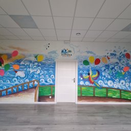 Malowidło ścienne wewnątrz Centrum Zabaw dla dzieci. Malowidla ścienne w salce urodzinowej . Wszystkie ściany przedstawiają malowidła jakby widok z pokładu statku na Zatoce. 