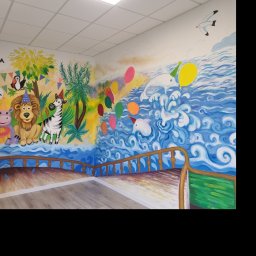 Malowidło ścienne wewnątrz Centrum Zabaw dla dzieci. Malowidla ścienne w salce urodzinowej . Wszystkie ściany przedstawiają malowidła jakby widok z pokładu statku na Zatoce. 