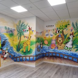 Malowidło ścienne wewnątrz Centrum Zabaw dla dzieci. Malowidla ścienne w salce urodzinowej . Wszystkie ściany przedstawiają malowidła jakby widok z pokładu statku na morzu .