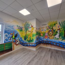 Malowidło ścienne wewnątrz Centrum Zabaw dla dzieci. Malowidla ścienne w salce urodzinowej . Wszystkie ściany przedstawiają malowidła jakby widok z pokładu statku na morzu .