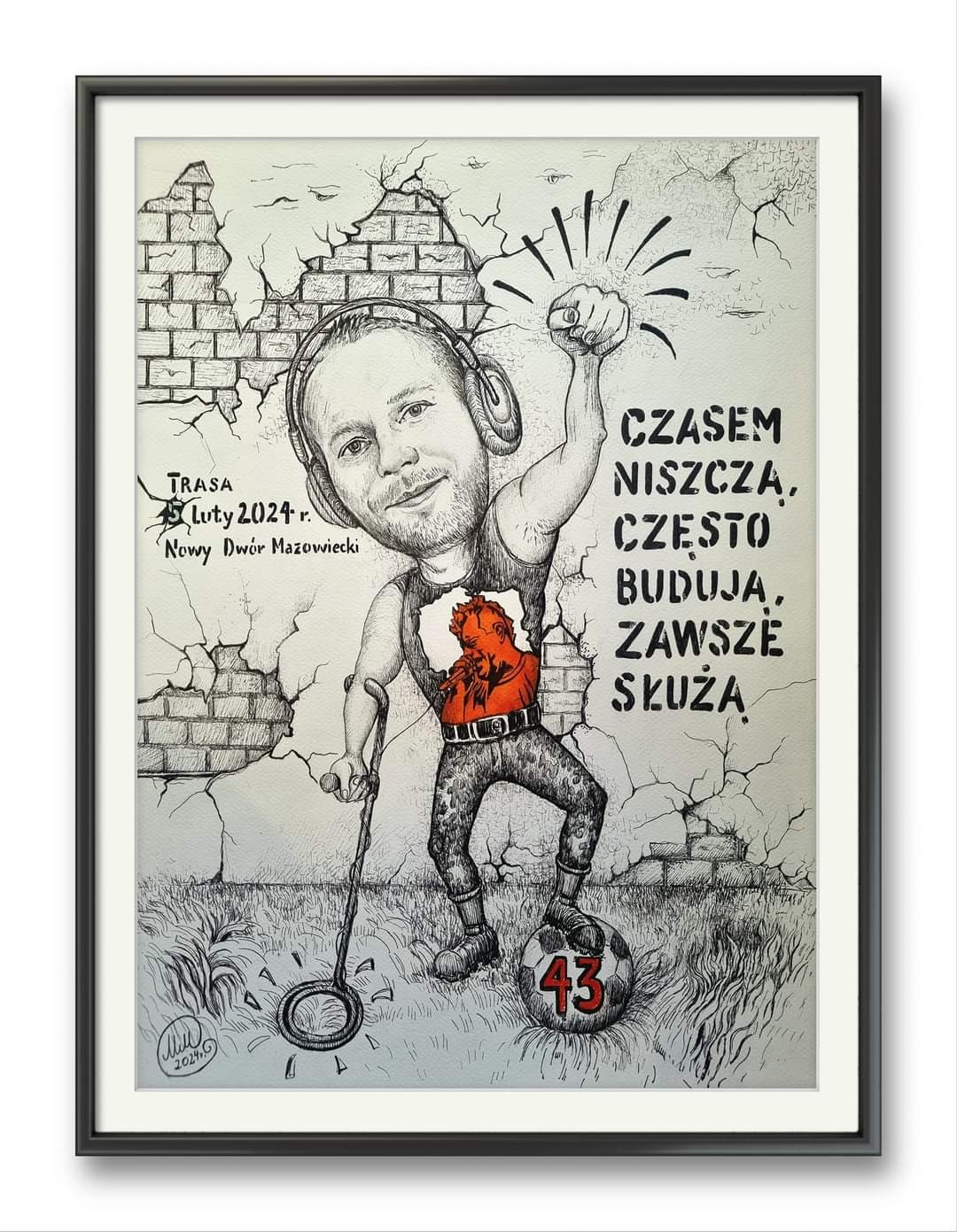 Czarno-biały rysunek karykaturalny przedstawiający mężczyznę z słuchawkami, trzymającego detektor metalu, stojącego na piłce z numerem 43, z napisem 'Czasem niszczą, często budują, zawsze służą'...