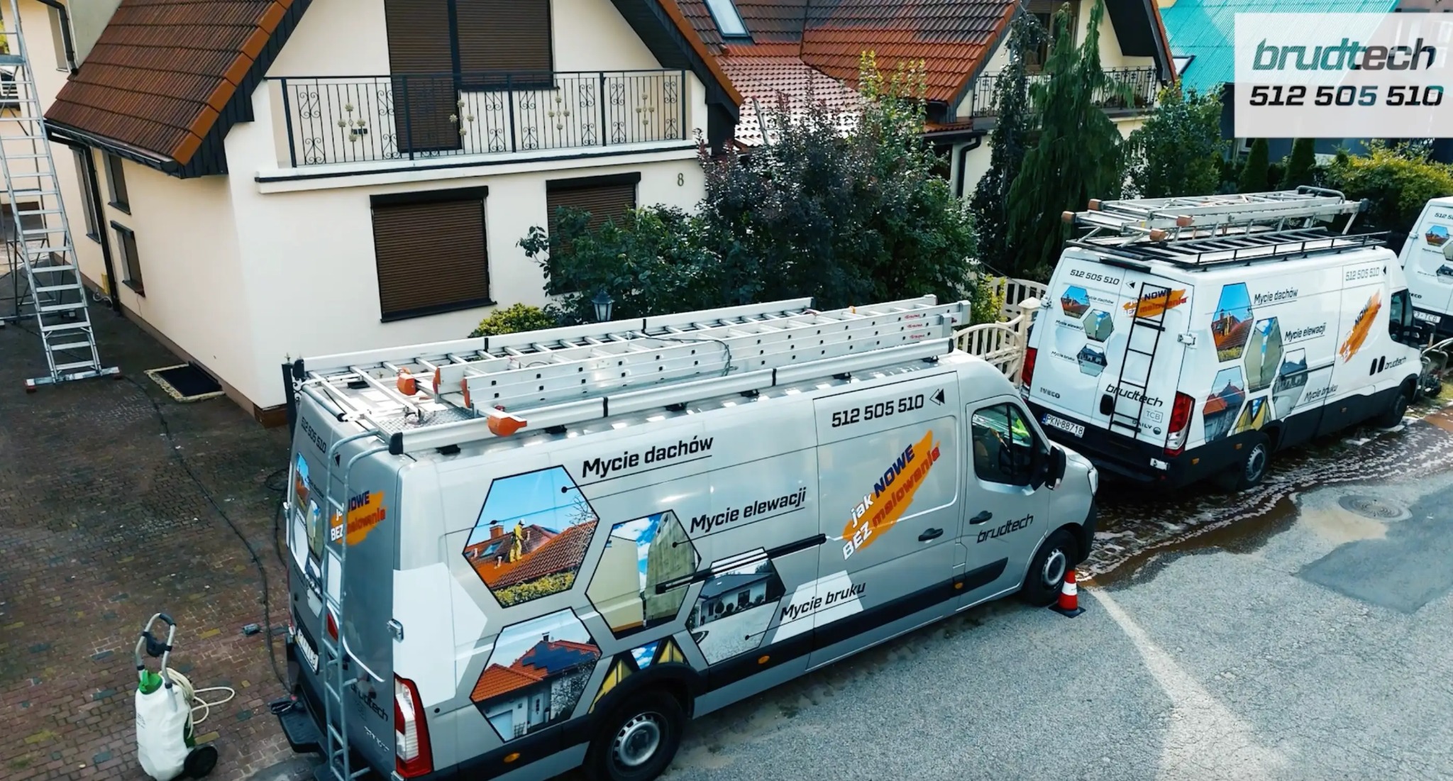 Flota samochodów firmy Brudtech z numerami telefonów i informacją o usługach: mycie dachów, elewacji i kostki brukowej, zaparkowana przed domem z drabiną opartą o elewację.