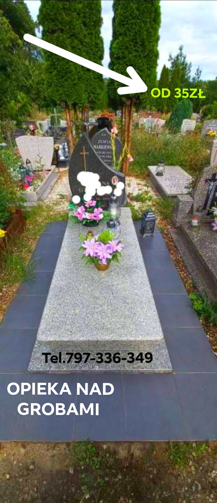 Nagrobek z szarego kamienia z kwiatami i zapaloną świecą, otoczony zielenią cmentarza, z widoczną reklamą usługi opieki nad grobami i numerem telefonu.