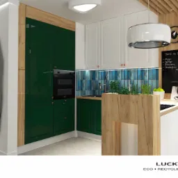 Nowoczesna kuchnia z zielonymi szafkami, białymi górnymi szafkami, niebieskimi płytkami na ścianie, drewnianymi akcentami i tablicą z listą zakupów