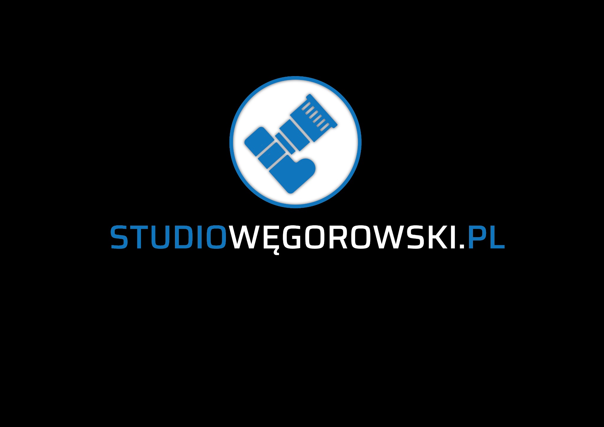 Logo firmy z Marklowic przedstawiające schematyczny obiektyw aparatu w niebieskim okręgu na czarnym tle, z adresem strony internetowej poniżej.