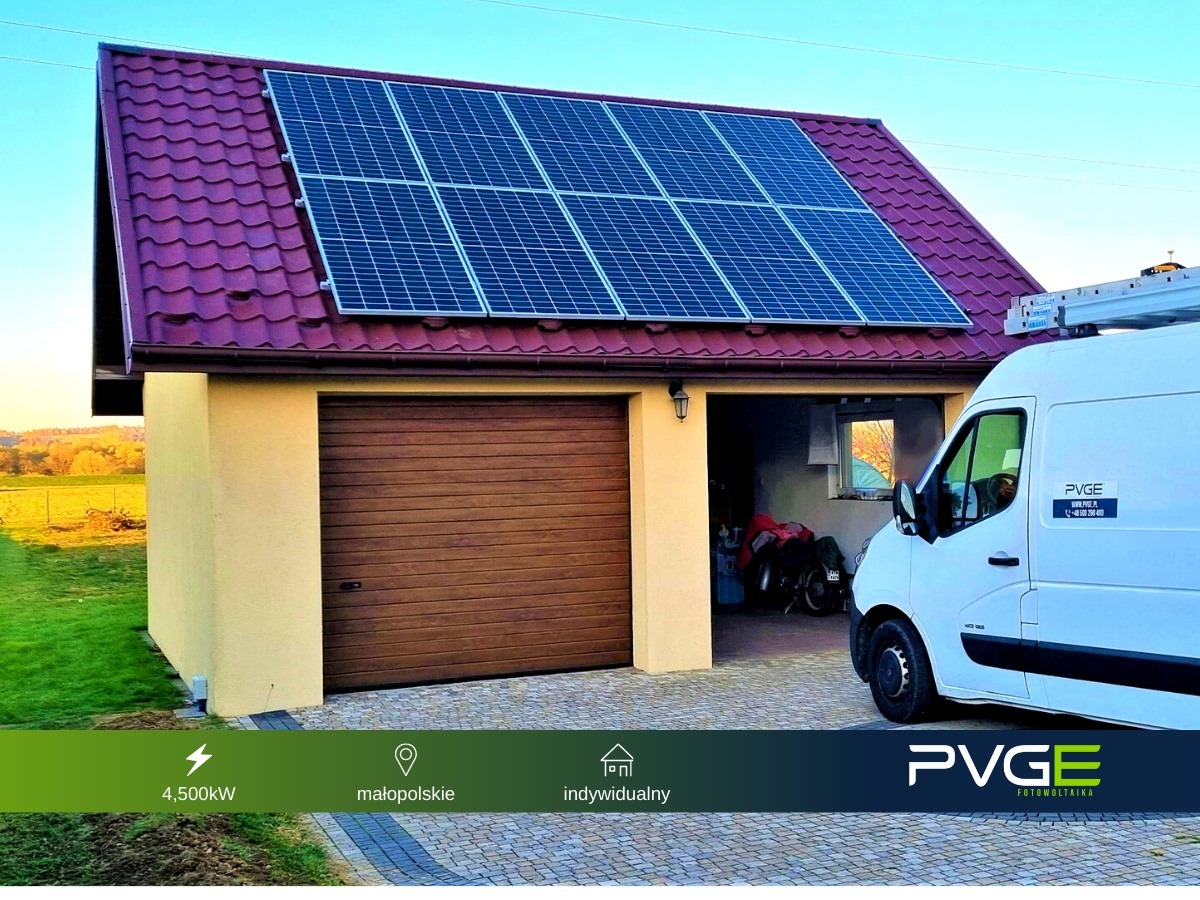 Instalacja fotowoltaiczna na dachu garażu z czerwoną dachówką, obok zaparkowany biały samochód dostawczy firmy PVGE.