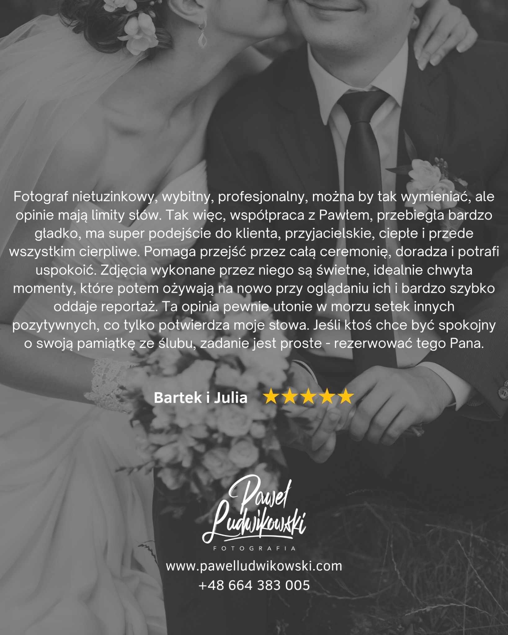 Czarno-białe zbliżenie pary młodej: panna młoda całuje pana młodego w policzek, delikatne kwiaty we włosach, elegancki garnitur. Romantyczna fotografia ślubna.