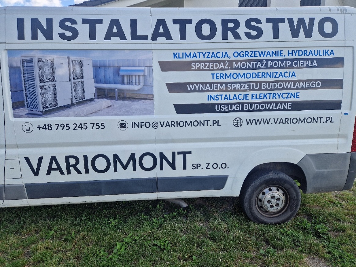 Reklama usług instalacyjnych na samochodzie dostawczym: klimatyzacja, ogrzewanie, hydraulika, pompy ciepła, termomodernizacja, instalacje elektryczne, VarioMont.